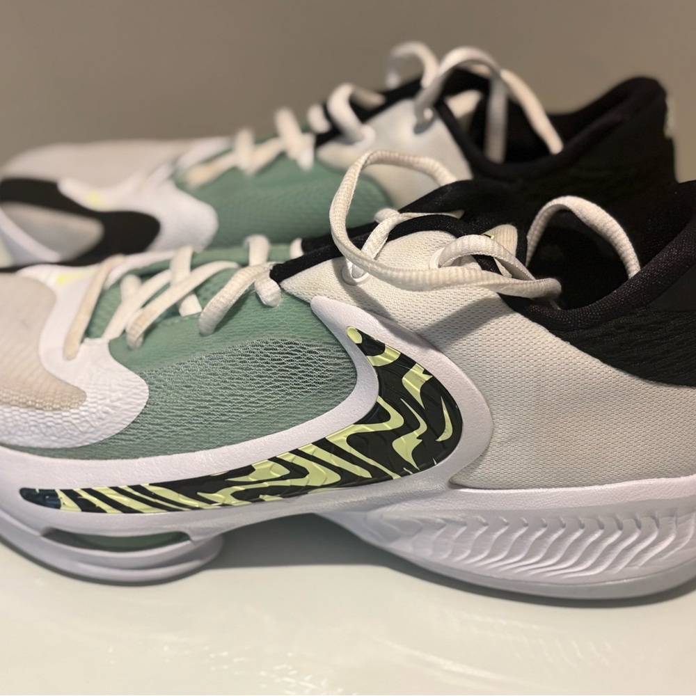 Men's Nike Zoom Freak 4.  Greek Coastline. Size 8.5.  Brand New